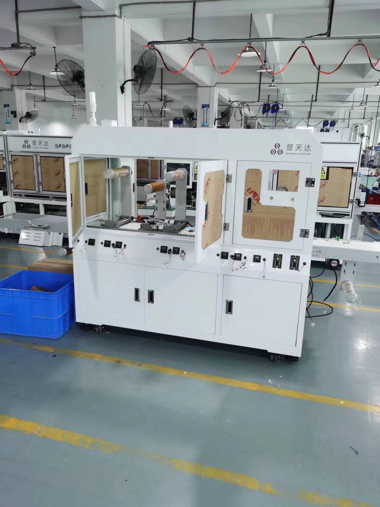 自动化设备新篇章 高效、洁净的玻璃擦拭与无尘布处理解决方案